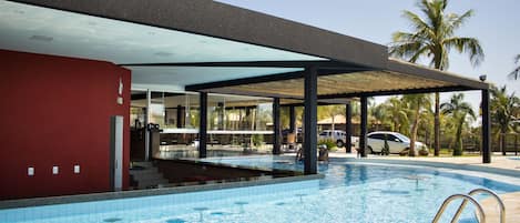 Bar en milieu de piscine