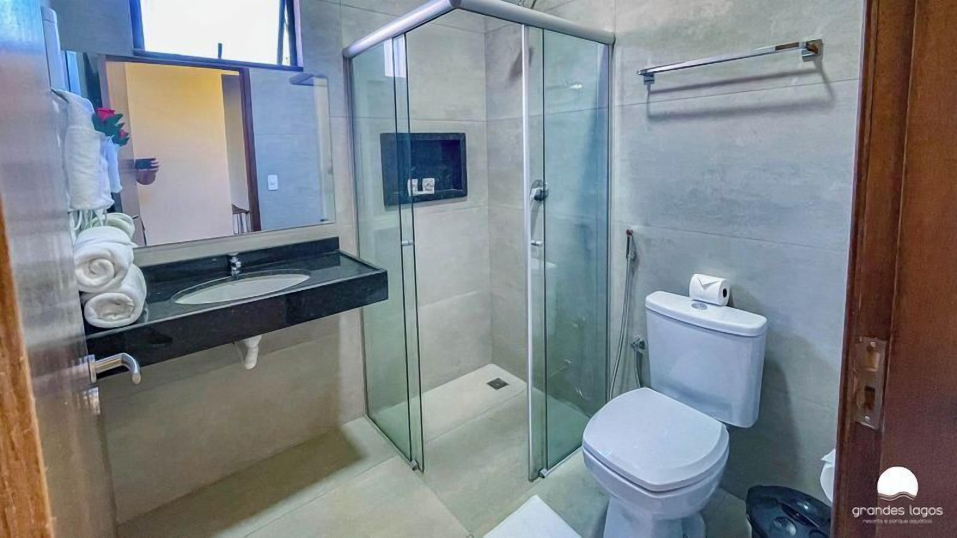 Apartemen Superior | Kamar mandi | Shower, perlengkapan mandi gratis, pengering rambut, dan kloset