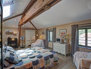 1 bedroom, WiFi (free) - Cottage in a medieval village, charm and modern comfort (Chagnon)