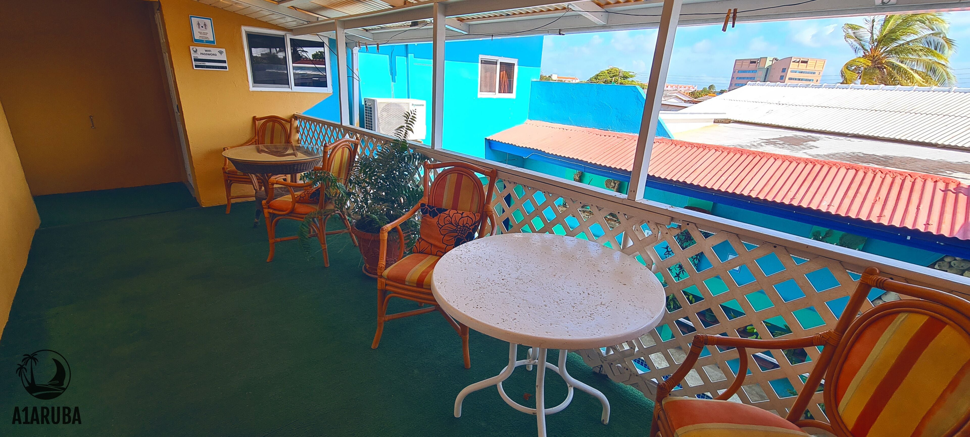 Alberca al aire libre y camastros 