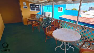 Alberca al aire libre y camastros