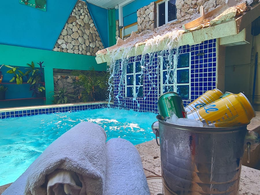 Utomhuspool och solstolar