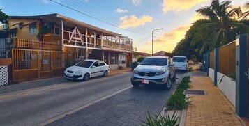 Una piscina al aire libre, sillones reclinables de piscina