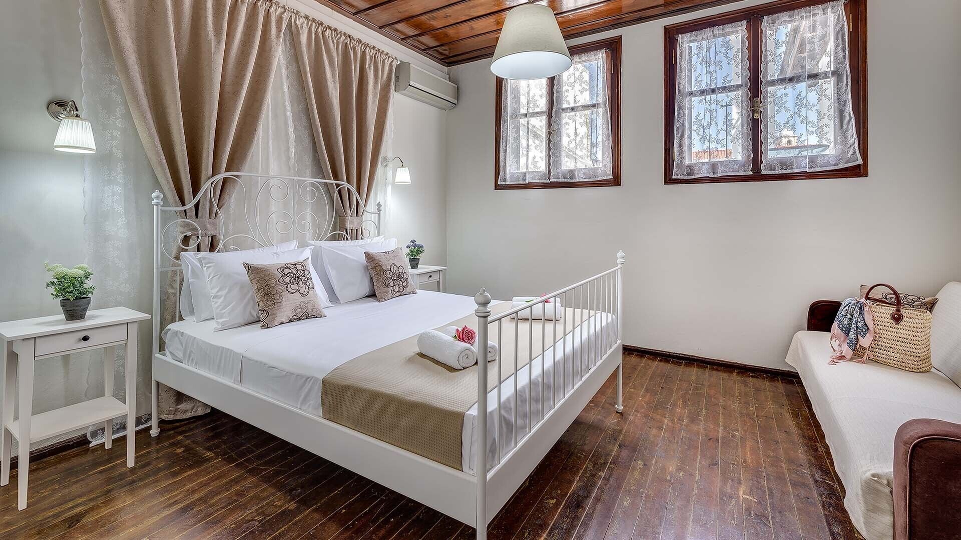 3 chambres, bureau, chambres insonorisées, fer et planche à repasser