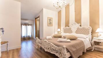 7 habitaciones, escritorio y tabla de planchar con plancha