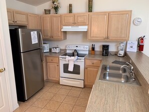 Fridge, microwave, oven, stovetop - Stunning 3 bed villa  with  large private pool. Close to Disney (Davenport)