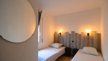 2 habitaciones, tabla de planchar con plancha y ropa de cama