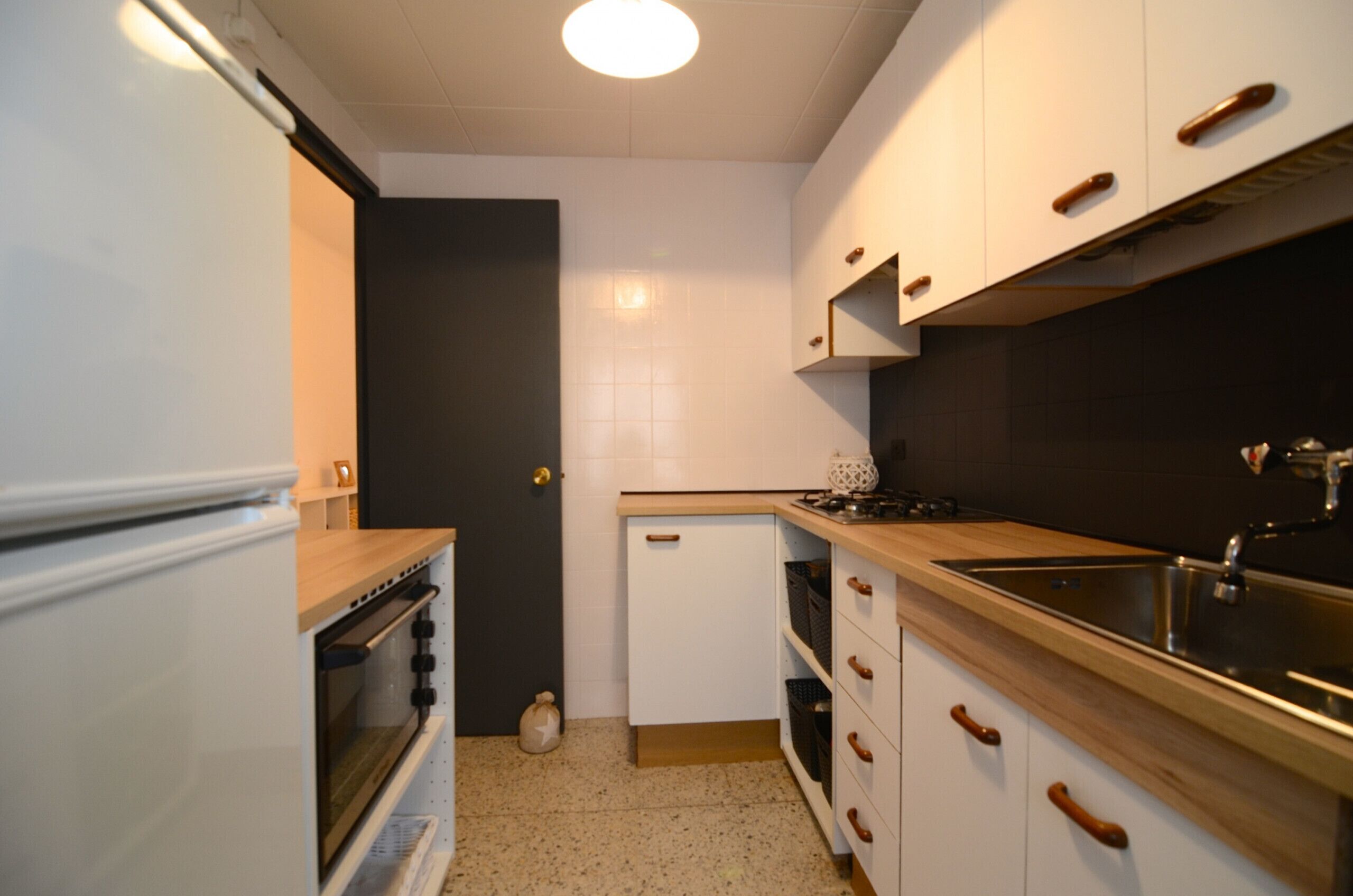 Refrigerador, microondas, horno y cafetera y tetera 