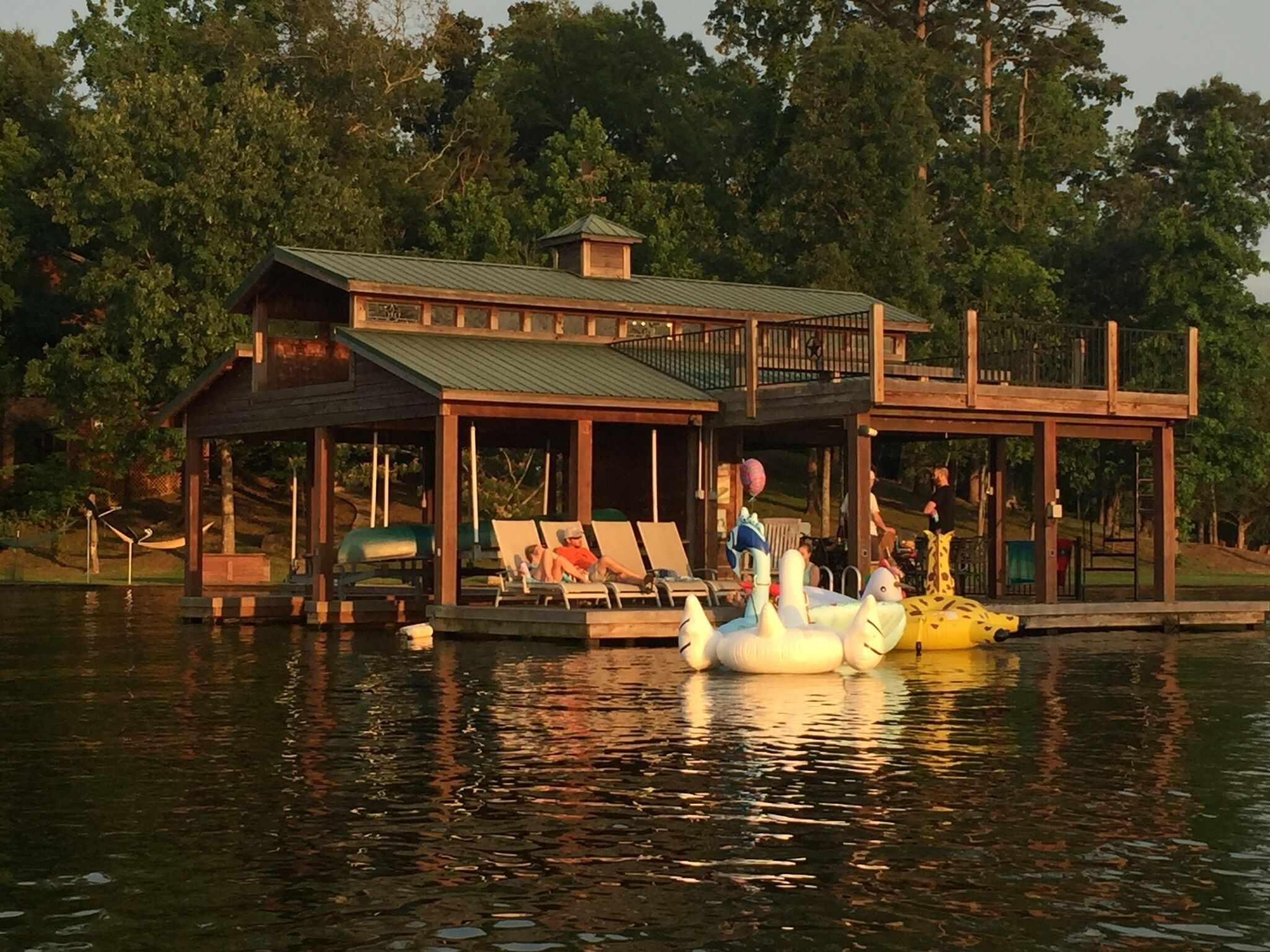 Fall time is special! Lakefront Log Cabin, 3/2, Dock, Fire Pit, Relax +++