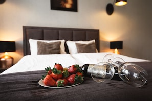 Premium bedding, in-room safe, individually decorated - Aparthotel New Lux (Wroclaw)