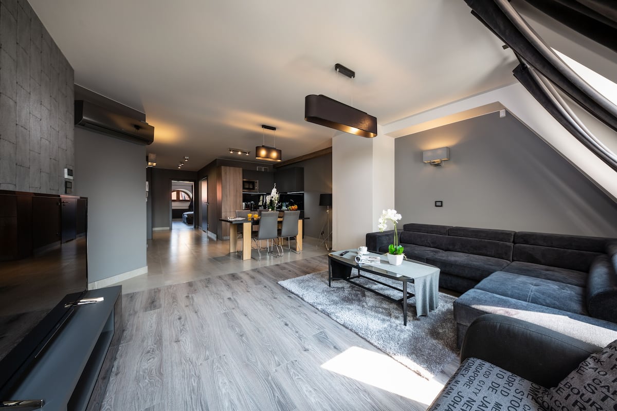 Premium Apartment, City View | Ruang tamu | 50 inci televisyen LED dengan saluran TV premium, TV