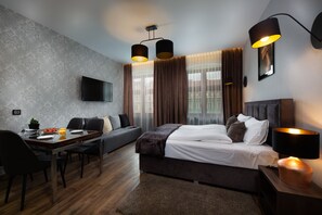 Exclusive Studio, City View | Living area | 50-inch LED TV with premium channels, TV - Aparthotel New Lux (Wroclaw)