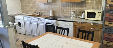 Réfrigérateur, micro-ondes, lave-vaisselle, cafetière/bouilloire