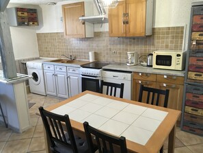 Réfrigérateur, micro-ondes, lave-vaisselle, cafetière/bouilloire