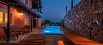 PYRGI VIEW EXECUTIVE, Piscina privata, Viste gloriose!