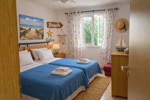 2 habitaciones, tabla de planchar con plancha, cuna de viaje y wifi 