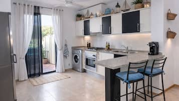 Een koelkast, een microgolfoven, een oven, een kookplaat