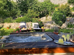 Outdoor spa tub