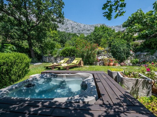 Maison de vacances Mendy avec jacuzzi dans le jardin dans un endroit calme au-dessus de Tučepi