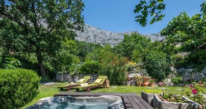 Lomamökki Mendy porealtaalla puutarhassa rauhallisella paikalla Tučepin yläpuolella