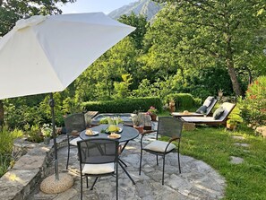 Outdoor dining - Holiday home Mendy with Jacuzzi in the garden in a quiet location above Tučepi (Tučepi)