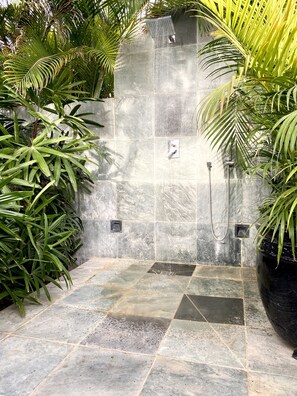 Shower, hair dryer, towels, toilet paper - DragonFly Studio, a charming place dedicated to relaxation (The Valley)