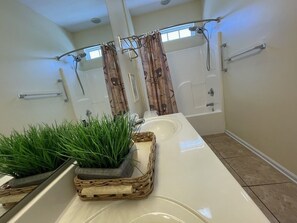Combined shower/bathtub - Summer Camp-Walk to the Beach in Surfside Beach (Surfside Beach)