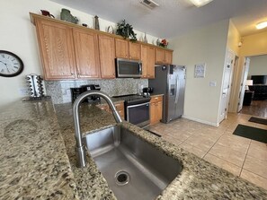 Fridge, microwave, oven, stovetop - Summer Camp-Walk to the Beach in Surfside Beach (Surfside Beach)