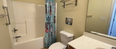Ein Badezimmer mit Badewanne, Toilette und Waschbecken.