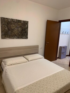 Iron/ironing board, bed sheets