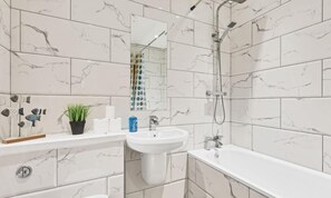 Ensemble baignoire-douche, séchoir à cheveux, serviettes fournies