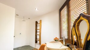 Een badkamer met een houten ladder, een grote spiegel, een wastafel met een witte kom en een handdoek.