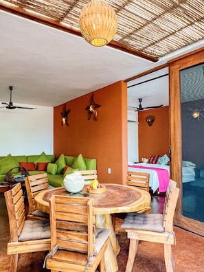 Departamento Mantarrayas | Living area | 32-inch flat-screen TV with satellite channels, TV - Suites Punta Arena Surf (Puerto Escondido)