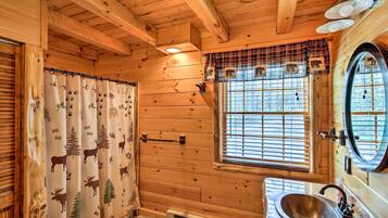 Dutxa, assecador de cabells, tovalloles i sabó