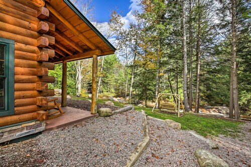 Adirondack vesiputoukset ja Cabin In Woods Bran New