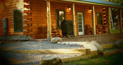 Adirondack Wasserfälle und Cabin In Woods Bran New