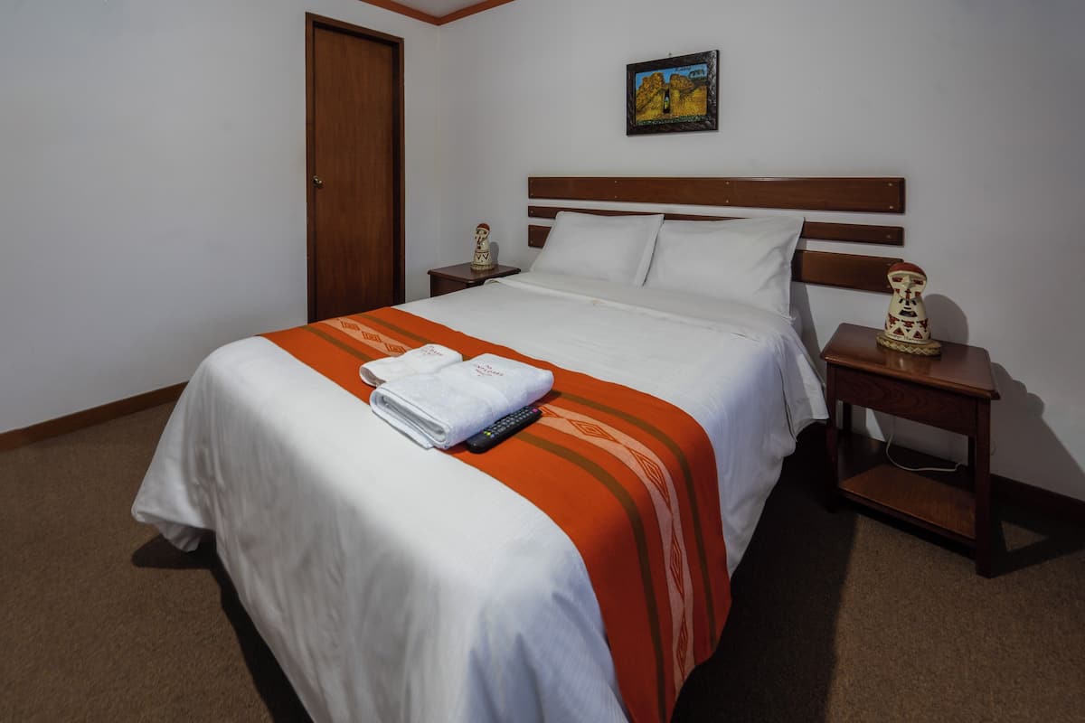 Deluxe Single Room, 1 Large Twin Bed | Desk, laptop workspace, blackout drapes, rollaway beds