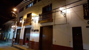 Un edificio con varios balcones y un letrero que dice "El Castillo".