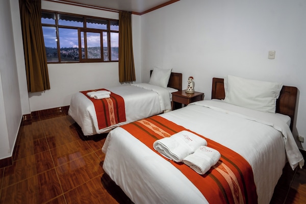 Bureau, espace de travail pour ordinateur portable, rideaux occultants