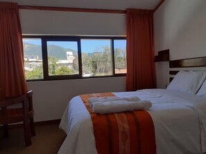 Habitación estándar doble, vistas a la montaña | Escritorio, espacio para trabajar con un portátil, cortinas opacas
