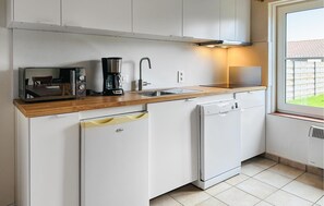Kjøleskap, kokeplater, oppvaskmaskin og kaffetrakter/tekoker