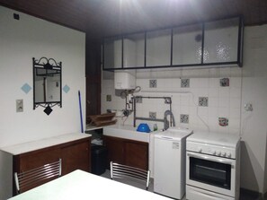 Een koelkast, een oven, een koffiezetapparaat/waterkoker