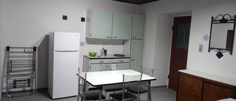 Kühlschrank, Ofen, Wasserkocher mit Kaffee-/Teezubehör