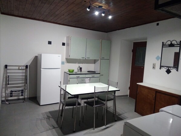 Een koelkast, een oven, een koffiezetapparaat/waterkoker