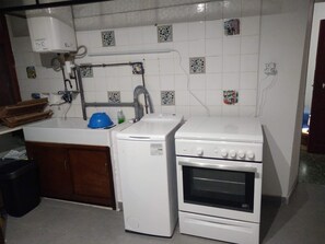 Refrigerador, horno y cafetera y tetera 
