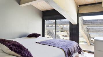 2 slaapkamers, een kluis op de kamer, een strijkplank/strijkijzer, wifi