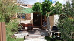 A patio area with stone flooring, wooden furniture, and a grill. - 70 m² modern house, 650 m from the beach, rated 3 stars. 2027 RATES OK (Fleury)