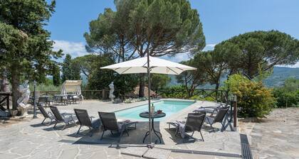 Casale in pietra del 700 con parco e piscina