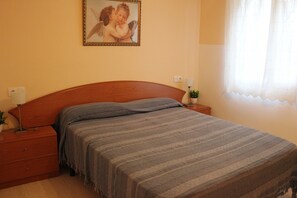 1 habitación, tabla de planchar con plancha y ropa de cama 