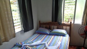 Kamar Double Klasik, 1 Tempat Tidur Queen | Seprai premium, Wi-Fi gratis, dan didekorasi berbeda-beda